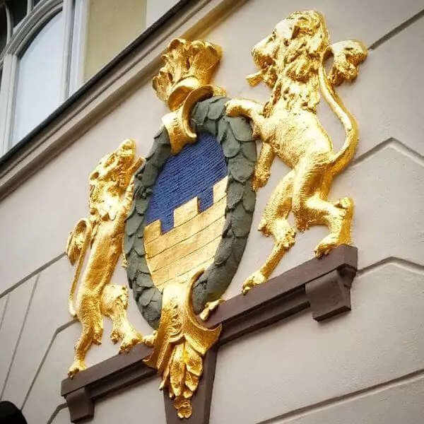 Das Wappen strahlt